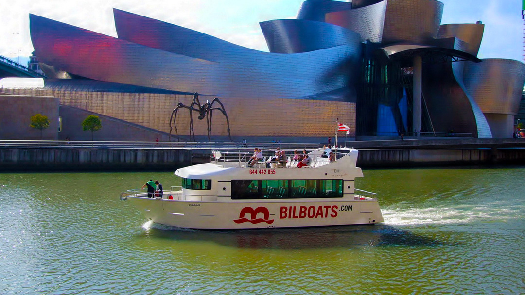 Barco de Bilboats con el Museo Guggenheim de fondo