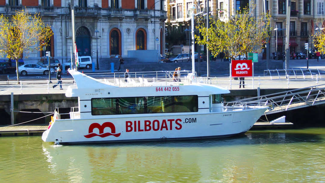 El barco de Bilboats en el embarcadero de Pio Baroja de Bilbao