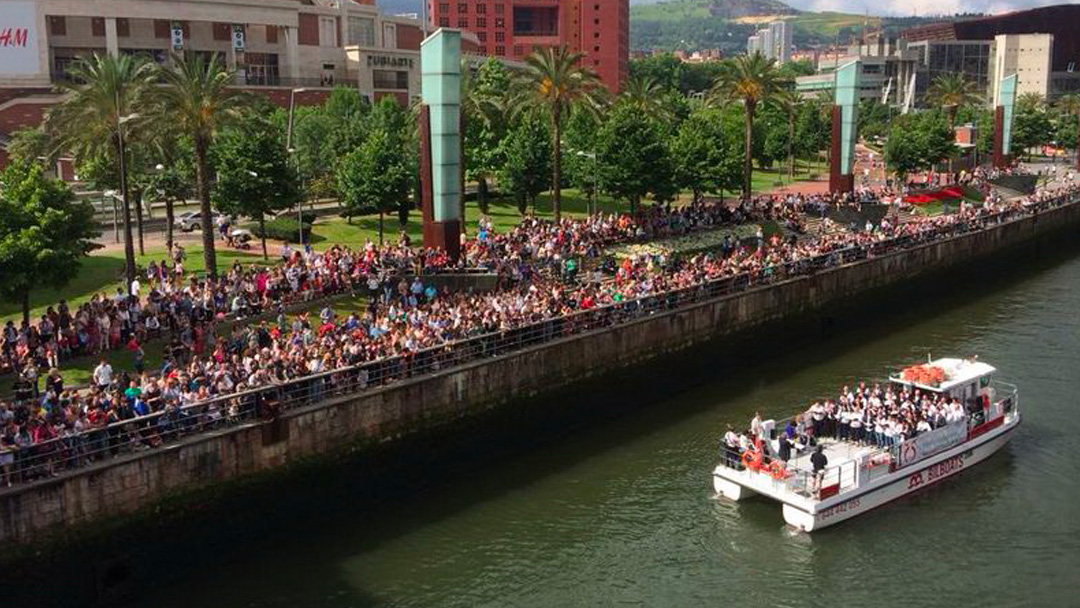 Barco Ibai Eder de Bilboats por la ría de Bilbao